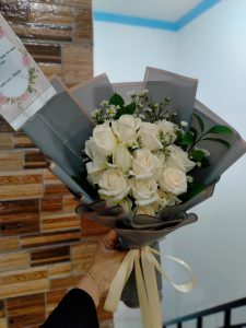 Selain itu, Nelly Florist Bandung juga menawarkan layanan pengiriman karangan bunga papan selamat dan sukses ke berbagai daerah di Bandung