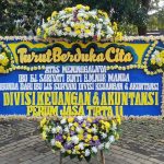 Keberadaan toko bunga seperti Rumah Duka Nana Rohana & Jalan Diponegoro di Bandung memberikan penghormatan yang pantas bagi kehidupan yang telah berlalu. Dalam momen yang penuh emosi, kehadiran mereka memberikan dukungan moral dan layanan yang menghormati dan menghargai perjalanan hidup orang yang meninggal.