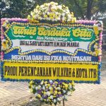 Bunga Papan Duka Cita - Rumah Duka Nana Rohana & Jalan Diponegoro juga menyediakan layanan pengiriman yang andal dan tepat waktu.