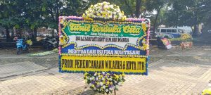 Bunga Papan Duka Cita - Rumah Duka Nana Rohana & Jalan Diponegoro juga menyediakan layanan pengiriman yang andal dan tepat waktu.